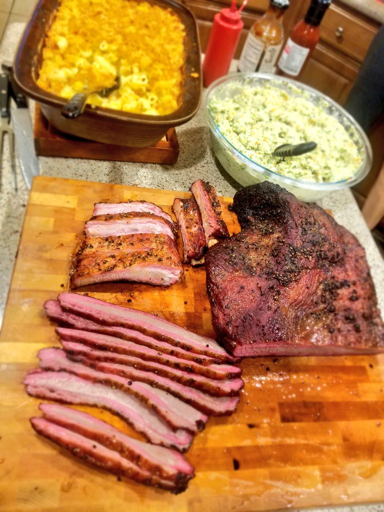 Zandman_in_tex's tweet photo. Brisket, Pork Ribs and nothing but Salt-n-Pepper. Paired up with 3 Cheese Mac topped with Pork Rinds and Southern Cream Slaw.
#ThatSmokeRing #Pitmaster #TexasBBQ ##210Eats #OklahomaJoes #BBQPorn https://t.co/NMwTuVs361