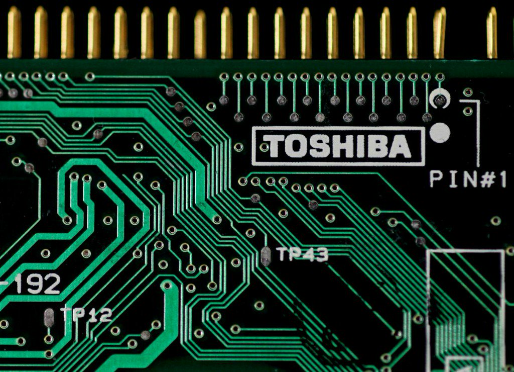 Reuters's tweet photo. Toshiba still aiming to complete sale of memory chip unit soon https://t.co/gxV4hz5wNH https://t.co/e7IVoVmIGw