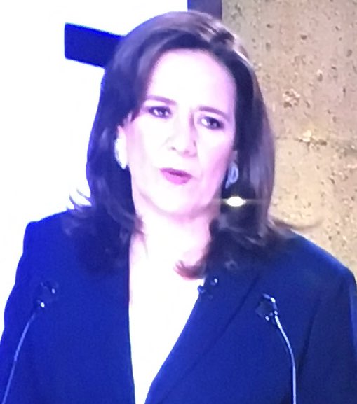 DelMazoFans's tweet photo. Neni... qué onda... quién te puso esos aretes horribles, no vas al antro, esos aretes son de mujer divorciada que busca pareja... #osomil @Mzavalagc #DebateINE #DebatePresidencial2018 https://t.co/Oer99gqxdf