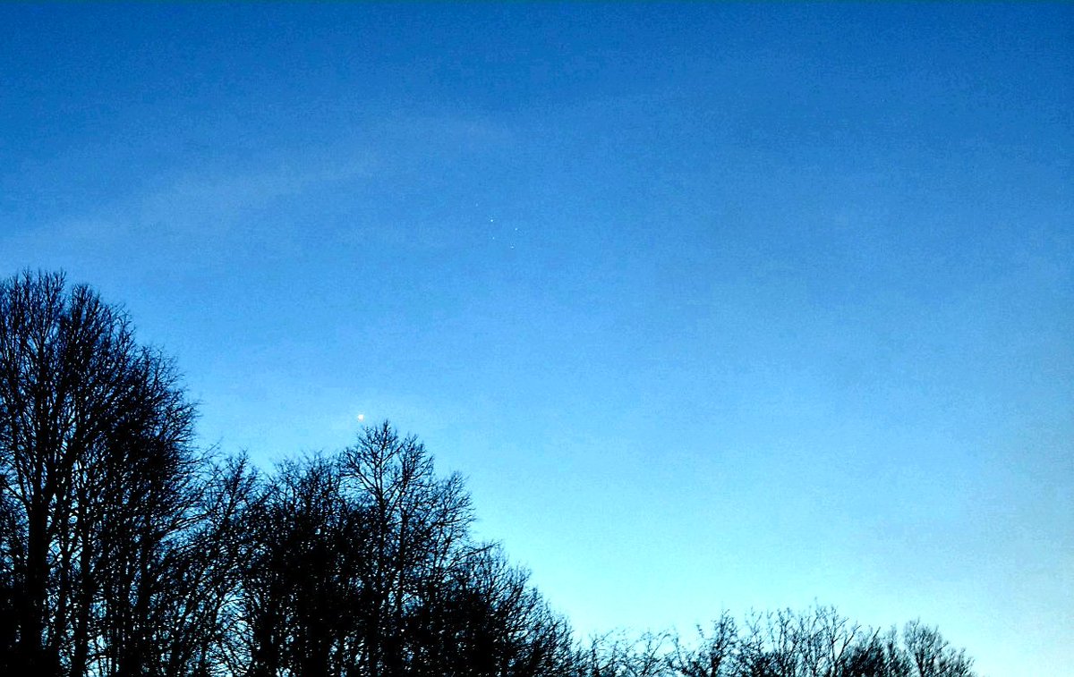 Fryefunnyfarm's tweet photo. First star of the night 
#iwishimay #eveningsky https://t.co/b2ecGu4Gry