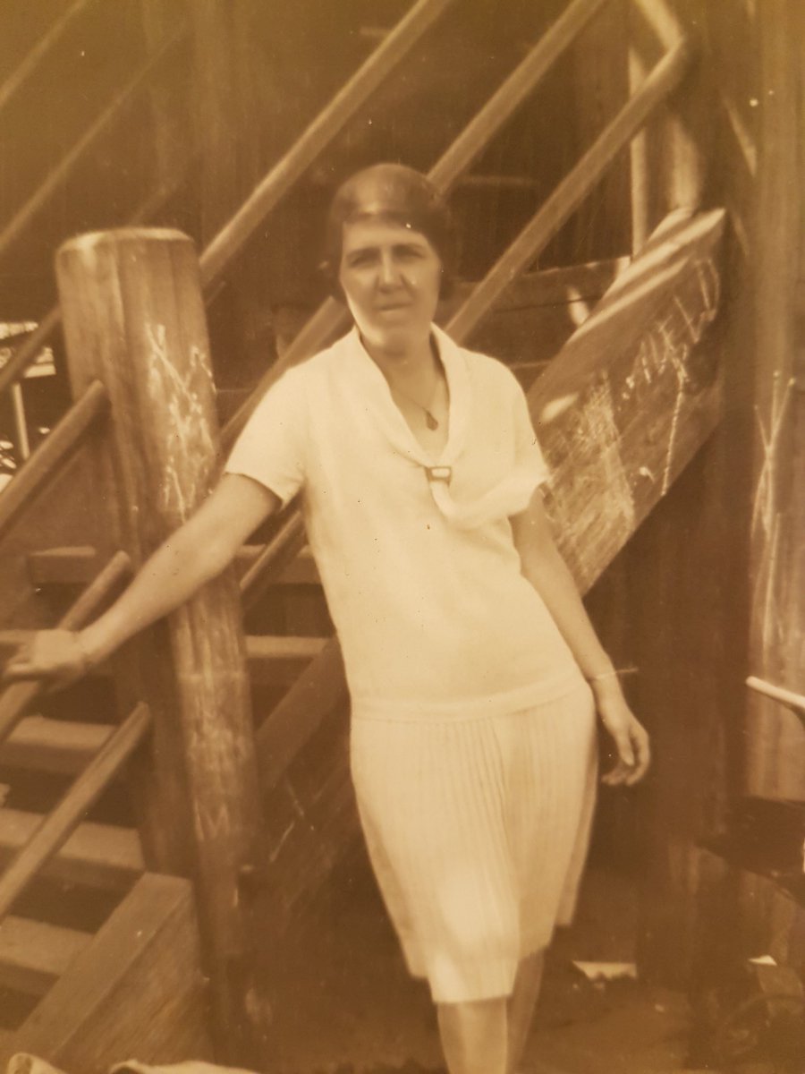 ChrissyBlogger's tweet photo. This is my Grandmother Ethel enjoying a day out at the seaside in #Essex in the 1920's. She too was a #RealEastend woman who worked in a cigarette factory & as a hotel chambermaid #OldPhotographs #FamilyHistory #Genealogy #Cockney https://t.co/rhoBp3uXRs