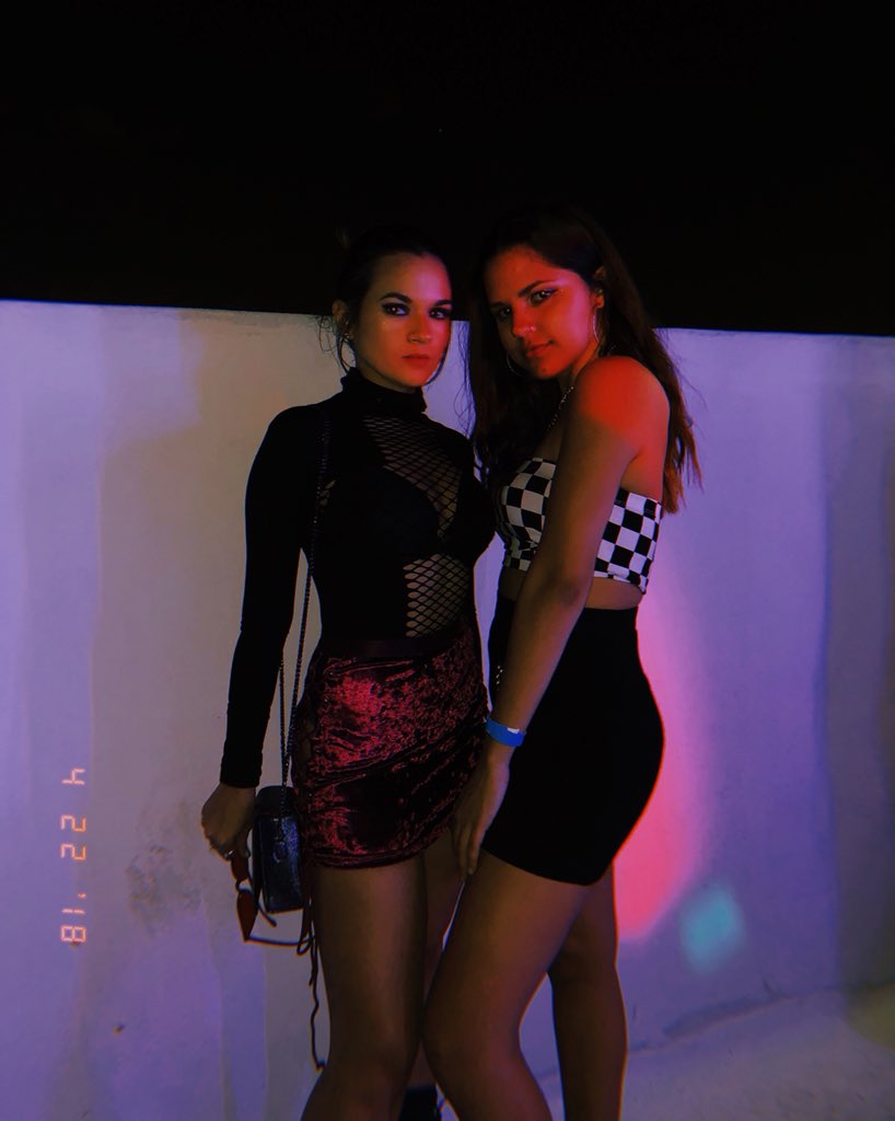 GALA___l's tweet photo. 🏁🌹🖤 #rooftoparty https://t.co/lnkkbMQxp4