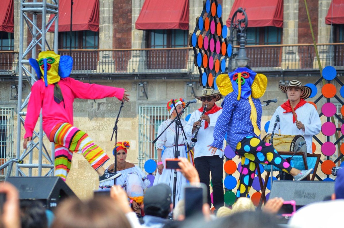 InternacCDMX's tweet photo. En la #AppFICA podrás consultar la cartelera de eventos en el #ForoArtístico de @CulturasAmigas 2018, la cual incluye presentaciones  de música y danza en el Zócalo Capitalino hasta el 29 de abril.

• Google Play https://t.co/0Y9Dan4rOn 
• App Store https://t.co/CtH0vh6mOC https://t.co/AKri3PKqeU