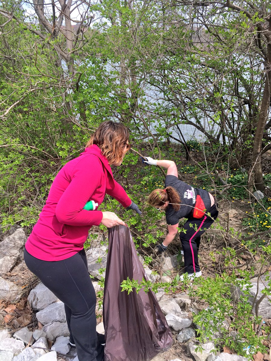 YelpIndy's tweet photo. TODAY WAS THE BEST DAY!

The #plogging squad collected an ENTIRE dumpster-worth of trash in only a few miles. Thank you all for making such an impact on #EarthDay! #YelpHelpsWeek https://t.co/QddGS7Od9m