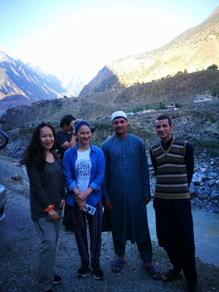 HunzavalleyPk's tweet photo. Guest from #Thailand with local folks during the Trip in #Chillas
#GilgitBaltistan  #Pakistan 

#traveltips  #traveltheworld #backpacking #worldtour2018 #worldtravel @BBC_Travel @WTTC  #backpackerbabes  #naturelovers #NaturePhotography  #Kabul  #holiday #vacations #resort #River https://t.co/xMbOCHf8UN