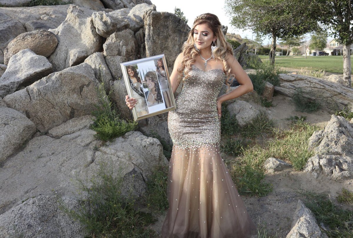 mariahvilla2000's tweet photo. When my sister passed away in November the girl she sold her senior dress to was so kind hearted and returned it back to my family , I tried it on and began to cry; so last night I wore her dress in remembrance of my beautiful sister... I miss you so much. I love you✨ https://t.co/Evyivudr1c
