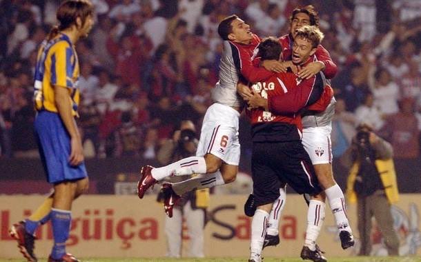 Jogadores do <a href="/SaoPauloFC/">São Paulo FC</a> celebram classificação contra o Rosário Central, nos pênaltis, pela Copa Libertadores de 2004.