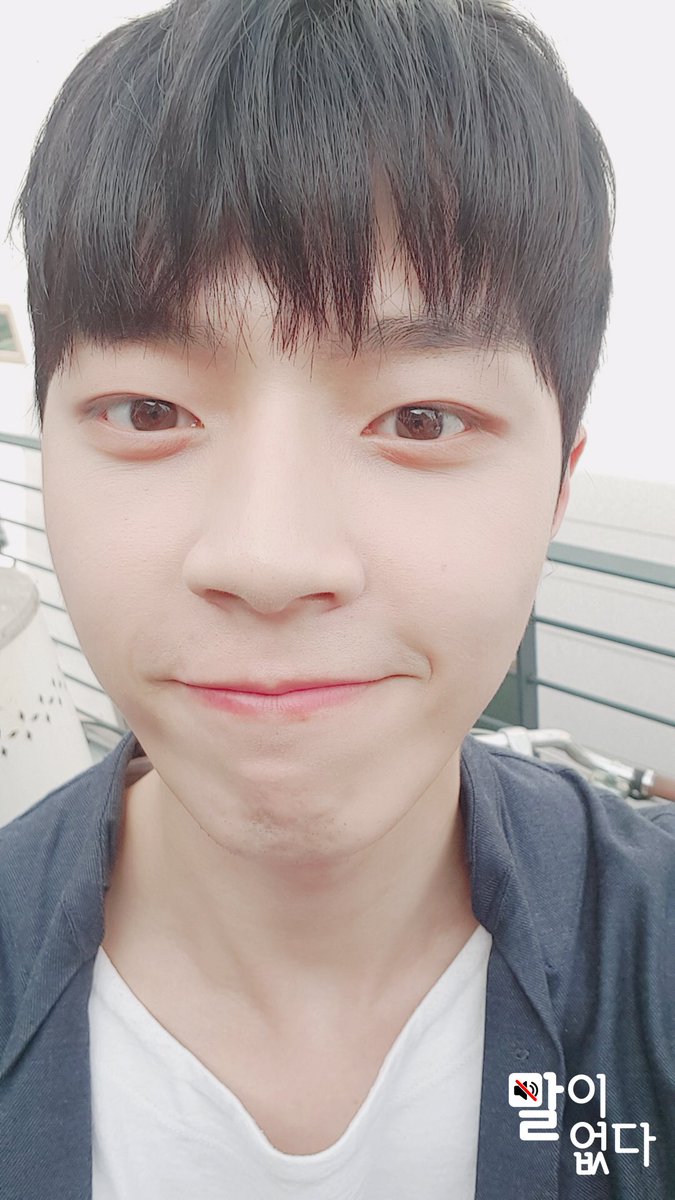 momox_official's tweet photo. [#말이없다🔇] 

훈훈함 폴폴~ 준Q 셀카와 함께
월요일도 활기차게 시작해보아요 ✊🏻

더 많은 셀카는 MOMO X 인스타에서!
👉🏻 https://t.co/Qe2OI7nM9W

#준Q #마이네임 #MYNAME
@MYNAME_2011 @kkangxx9449 https://t.co/pFoGicEHAk