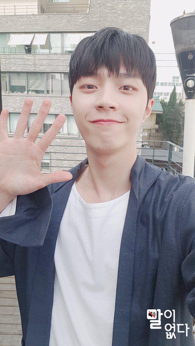 momox_official's tweet photo. [#말이없다🔇] 

훈훈함 폴폴~ 준Q 셀카와 함께
월요일도 활기차게 시작해보아요 ✊🏻

더 많은 셀카는 MOMO X 인스타에서!
👉🏻 https://t.co/Qe2OI7nM9W

#준Q #마이네임 #MYNAME
@MYNAME_2011 @kkangxx9449 https://t.co/pFoGicEHAk