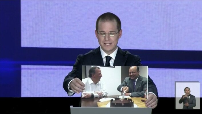 SiMeDicenNVengo's tweet photo. Aquí está el #7de7 de @JoseAMeadeK, la pregunta es, ¿de qué tamaño es la rebanada de pastel que te tocó?: @RicardoAnayaC #DebateINE https://t.co/Fg8ezygpC3