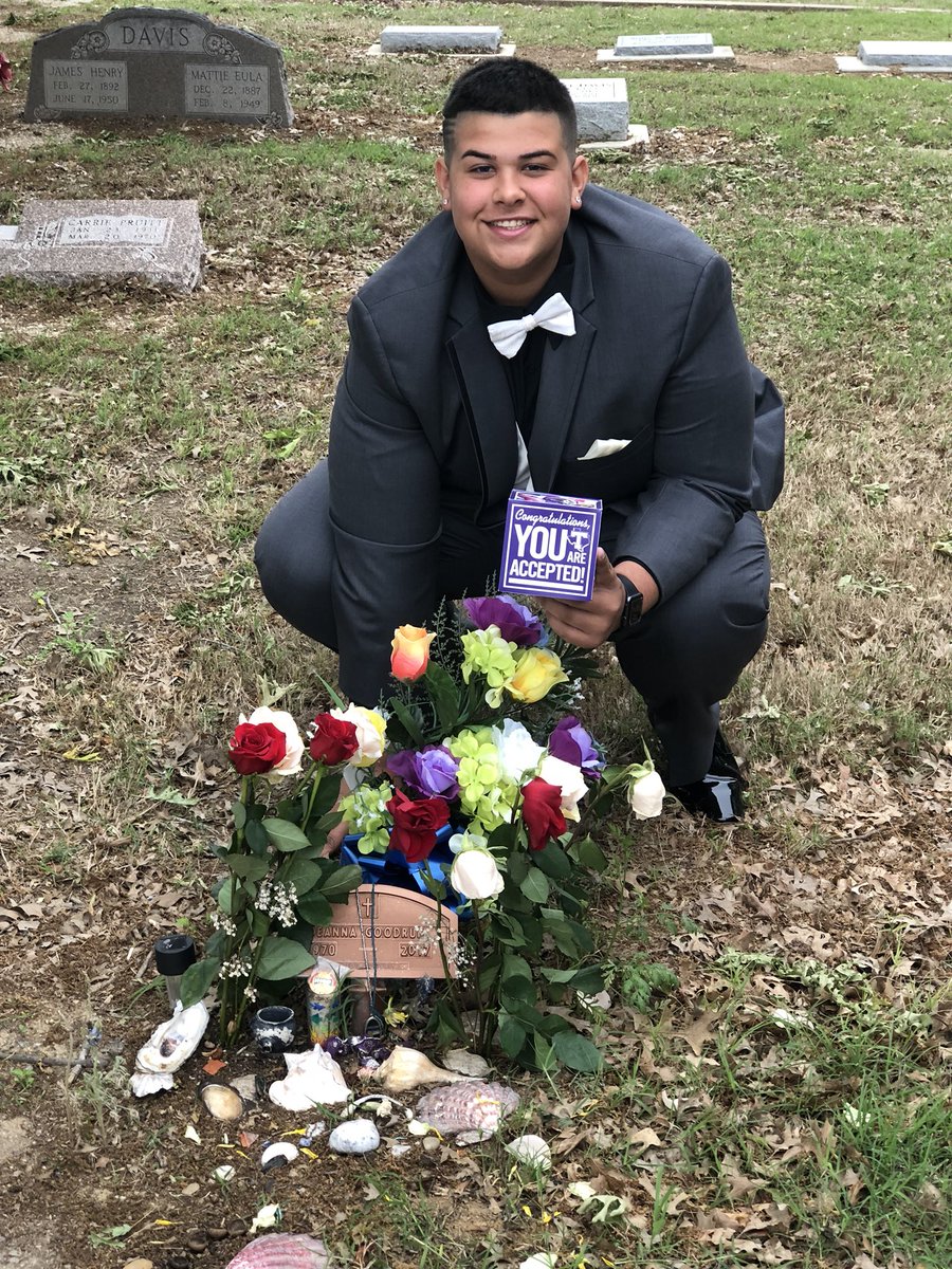 Jaylyn_77's tweet photo. Senior Sunday😉. Since my Grandparents and my aunt won’t be there to support me when i graduate i thought i would go and take a picture with them with my box☹️. #TSU’22 https://t.co/l1tJcC9X0v