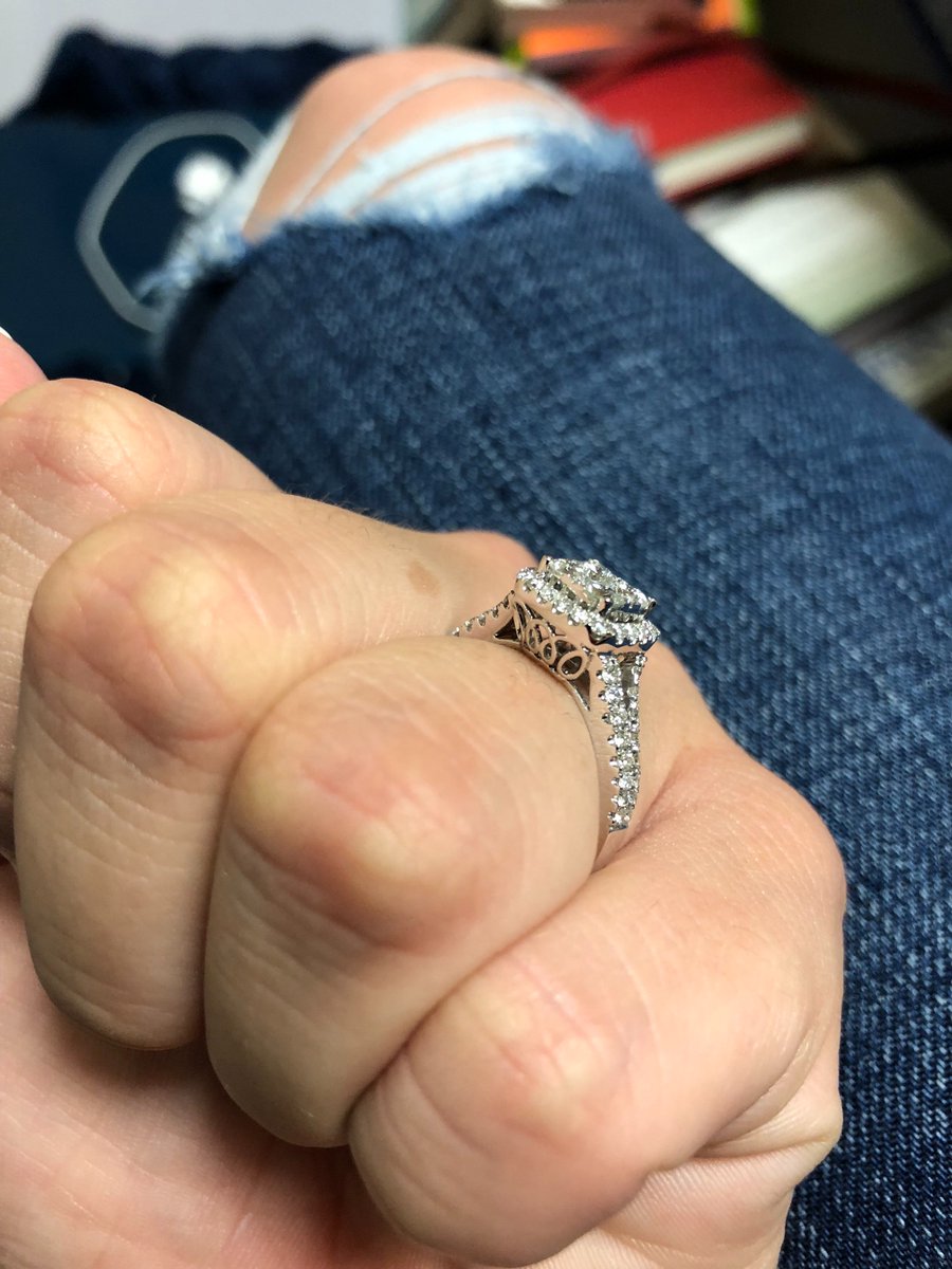 j_goneee's tweet photo. GUYS GUYS GUYS GUYS THIS IS HAPPENING❤️ I get to do this crazy life with my best friend!!! https://t.co/nPME3MsjLu