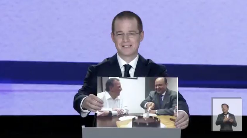 sdpnoticias's tweet photo. Muestra @RicardoAnayaC foto de @JoseAMeadeK con el ex gobernador prófugo César Duarte. "¿De que tamaño fue la rebanada de pastel que te tocó?", preguntó en #DebateINE https://t.co/g4SxVhQMdO
