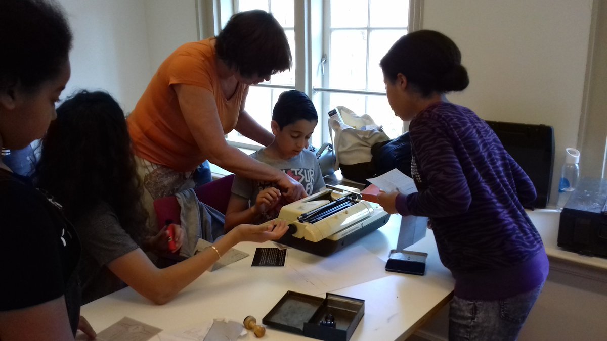 WeekendKlas JES (@weekendklas) on Twitter photo Groep 7 heeft zich verdiept in de tweede wereldoorlog. <a href="/ErfgoedLeiden/">Erfgoed Leiden e.o.</a> heeft een hele boeiende, interactieve les verzorgd. Bedankt Susan en Astrid! Groep 7 heeft zich verdiept in de tweede wereldoorlog. <a href="/ErfgoedLeiden/">Erfgoed Leiden e.o.</a> heeft een hele boeiende, interactieve les verzorgd. Bedankt Susan en Astrid!