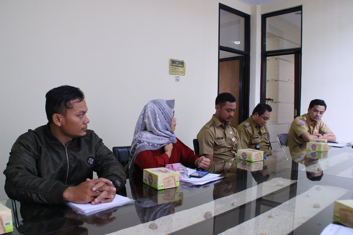 KecBojongloakal's tweet photo. Rapat Persiapan Lounching E-Waroeng dan Penyaluran BPNT se-Kecamatan, @ekataofik @willyudia @HumasBdg @pembdg @Dinsos_BDG https://t.co/C4JfWWXrix
