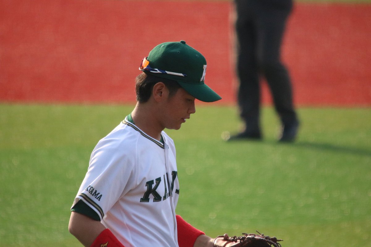 あれっくす Twitterren Y89tkc 横から失礼します オープン戦で関東学院大学の試合を見た際 サングラス を掛けていない選手は みんな帽子の後ろに着けていたのを見ました おそらく 帽子のマークを隠さないように チームの方針で後ろに着けるのを決めているのだと