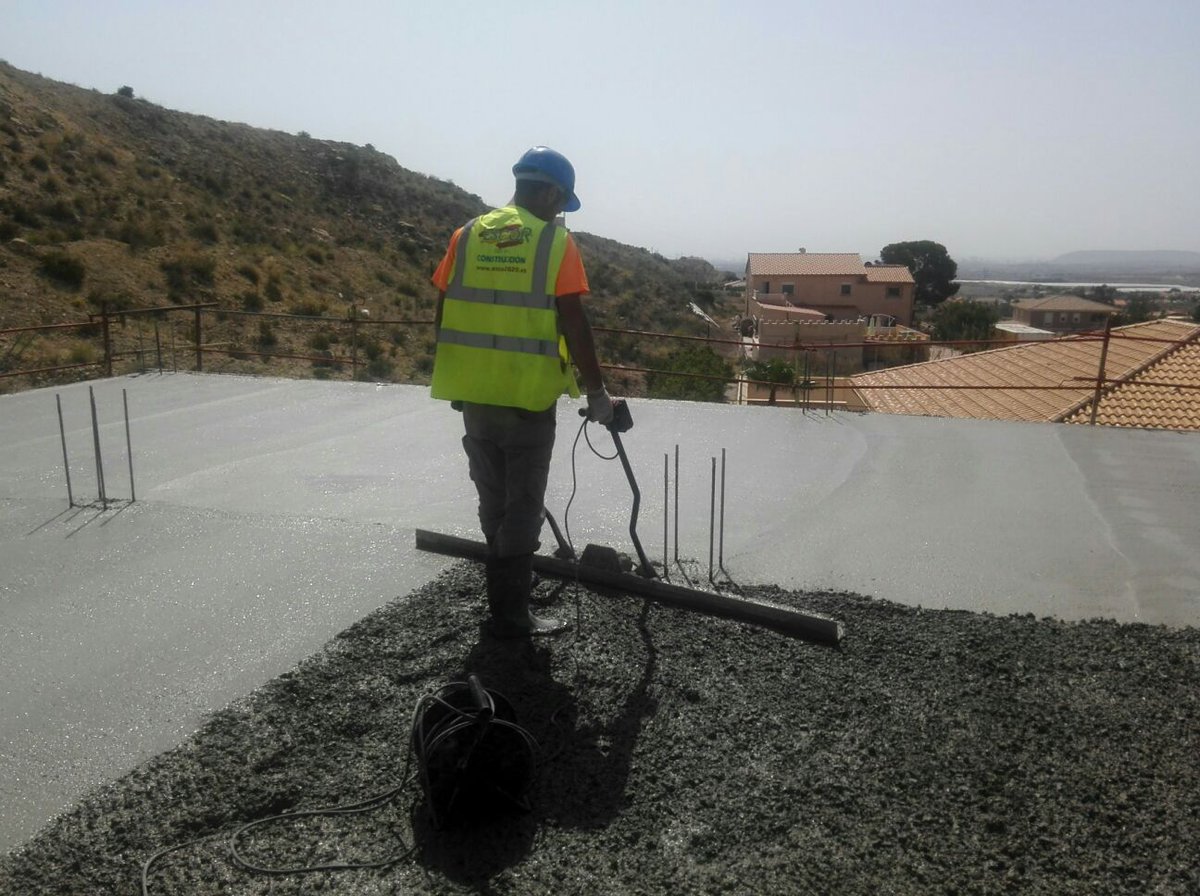 Avanzamos también con nuestra obra de vivienda aislada en C/Monteboli-Boteren en Alicante. El forjado de primera planta listo!!!!
...
We also advance with our work of house in C/Monteboli-Boteren in Alicante. The structure of first floor ready!!!!