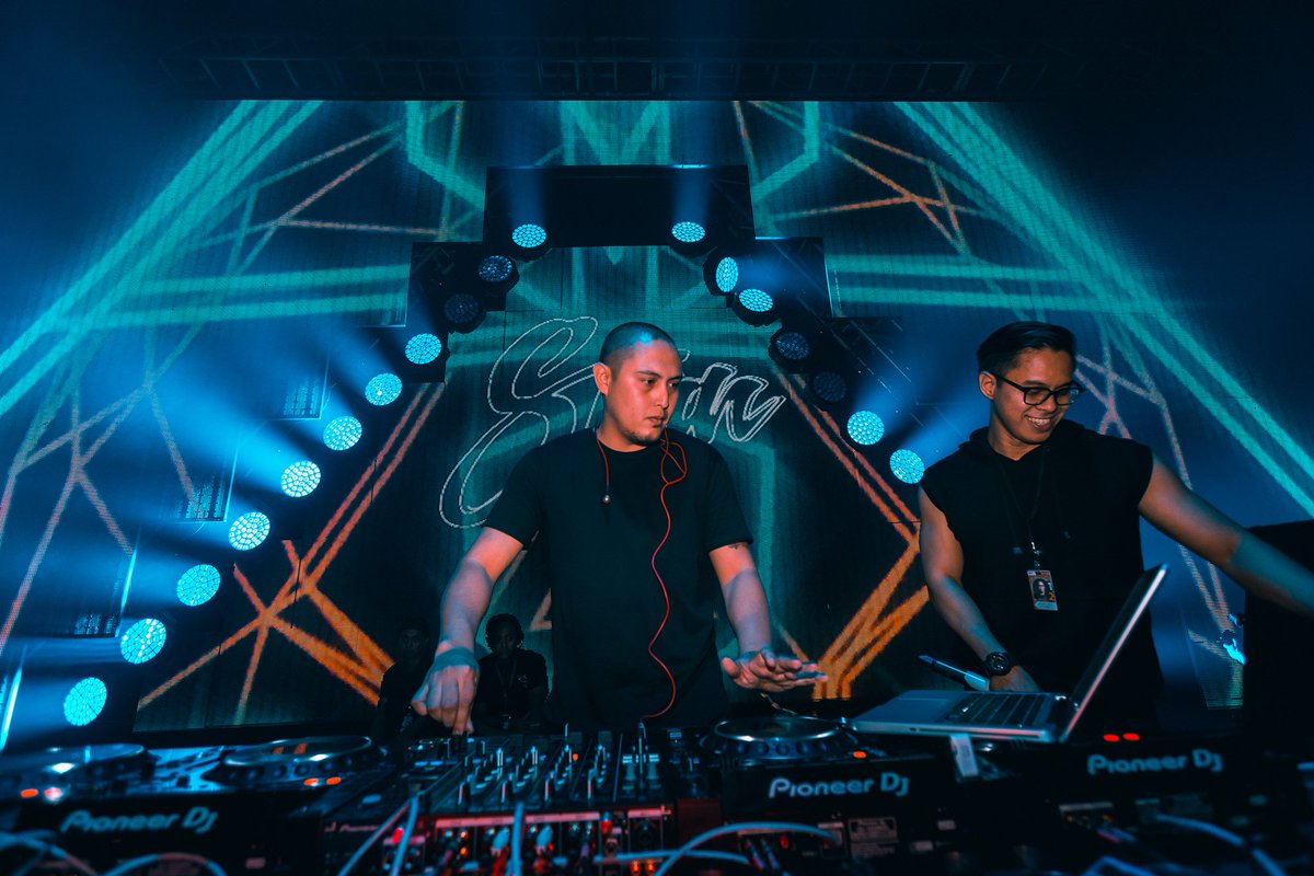 mediaartistry's tweet photo. #INSPIREUPDATE: Today's Monday hysteria got us longing for the ever great set from @StanKreelekamp at #DWP17 with company of @MCBAM_ ! Follow through the link, live up his great show once again:
https://t.co/8MhbucDI3M
Subscribe to our official YouTube channel: Media Artistry🎞️ https://t.co/Twl6z8Ffop