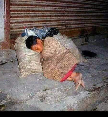 بينما نبحث عن الرفاهية !
يبحث آخرون عن لقمة تبقيهم على قيد الحيـاة إلى اليوم التالي
لذا ،، الحمدلله على كل حال@الغرابي