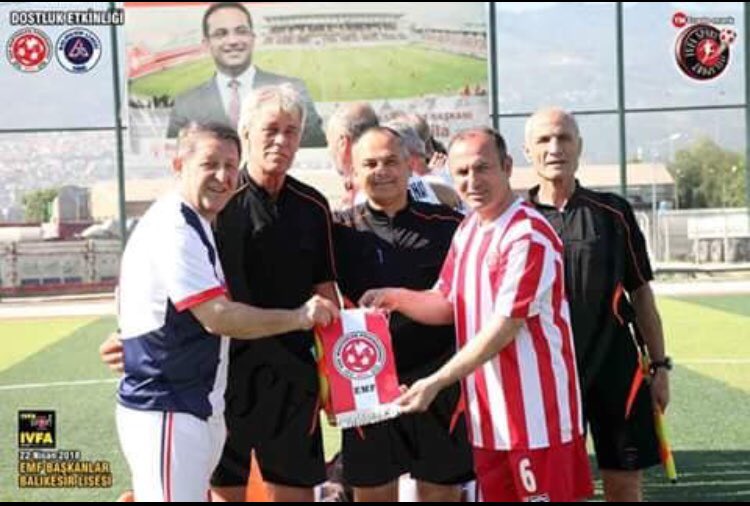 ivfa sport: EMF BAŞKANLAR v BALIKESİR LİSESİ DOSTLUK KARŞILAŞMASI
22 Nisan 2017 pazar ATA ALBAYRAK sahası Bornova-İzmir

Çocuklar gibi şendik, o gün bir spor karşılaşmasında dev gibi yüreklerle dostluğun ordusu kurduk.