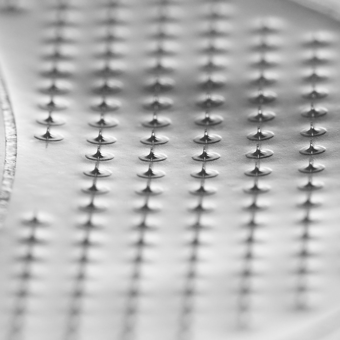 Medik8_es's tweet photo. Nuestros parches para el contorno de #ojos están hechos al 100% de microcanales disolubles de ácido hialurónico puro. Estas pequeñas estructuras encapsuladas en pequeñas agujas con forma cónica, penetran en la #piel para fomentar la producción de colágeno y reparar la piel. https://t.co/wIa7zgEZ6a