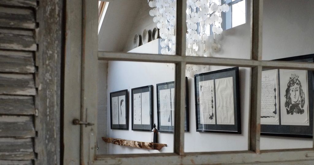 LIFELAEVA's tweet photo. A window into our world. 

One of the highlights of our latest studio update is this series of poetic Picasso prints from our friend, Dave, at the Dantzig Gallery reflected from this chic, Martha's Attic mirror. https://t.co/dbJwsk0Lcz
