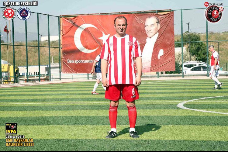 ivfa sport: EMF BAŞKANLAR v BALIKESİR LİSESİ DOSTLUK KARŞILAŞMASI
22 Nisan 2017 pazar ATA ALBAYRAK sahası Bornova-İzmir

Çocuklar gibi şendik, o gün bir spor karşılaşmasında dev gibi yüreklerle dostluğun ordusu kurduk.