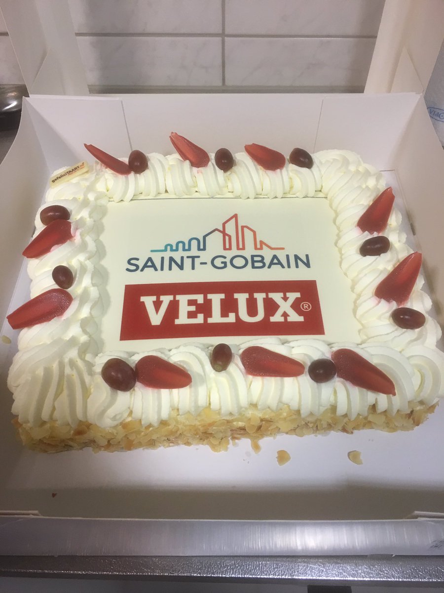 Van harte gefeliciteerd @VELUX_NL met jullie verkiezing van leverancier van het jaar <a href="/saintgobain/">Saint-Gobain</a>. #Leveranciersdag #Taart