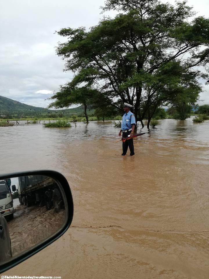 a3Route's tweet photo. 10:44 This is rare one in discipline service.. Below is @PoliceKE3 traffic officer in middle of floods in Mombasa road ( Sultan Hamud ) dedicated and human .. @IPOA_KE     He need be identified for a ward  https://t.co/NjiiQoFBOh via @JacobAbere