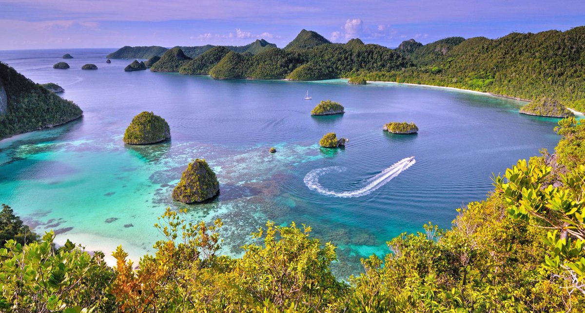 vhispania's tweet photo. Indonesia, 17.000 islas para escoger. De Sumatra hasta el extremo oriental de Papúa, ruta aventurera entre paraísos para el surf, islotes cubiertos de jungla y fondos submarinos casi desconocidos. Via @elviajero https://t.co/G1QvrgGtzn https://t.co/lQ6eQ1qWYt