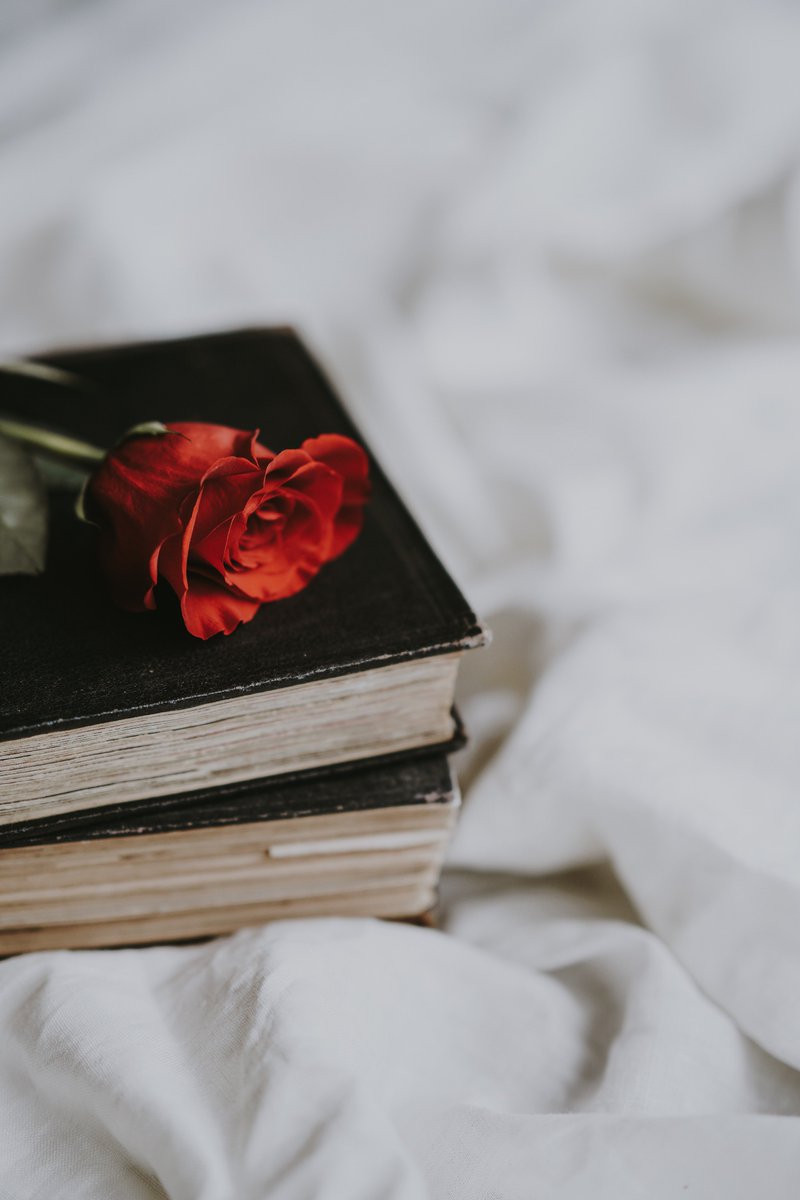 Feliç Sant Jordi a tothom! Digues-li a la persona que t'agrada d'anar a fer un cafè i sorprèn-la amb una rosa o amb un llibre. Un cafè mai és només un cafè ;) #santjordi #decodingcoffee #cafescornella #cafe #coffee #cafelife #23abril