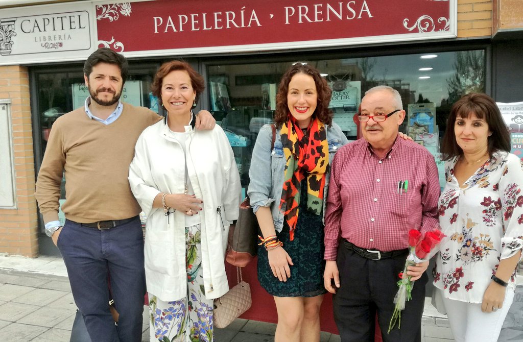 PPSanse's tweet photo. Feliz #DiadelLibro GRACIAS A NUESTROS LIBREROS por su labor todo el año. En la foto @lsfernandeza @I_Garcia_Ruiz y @MOrdonezLara con Mar López de @ACENOMA y el responsable de Capitel (Av. Quiñones, 7). https://t.co/aKEMysLQOS