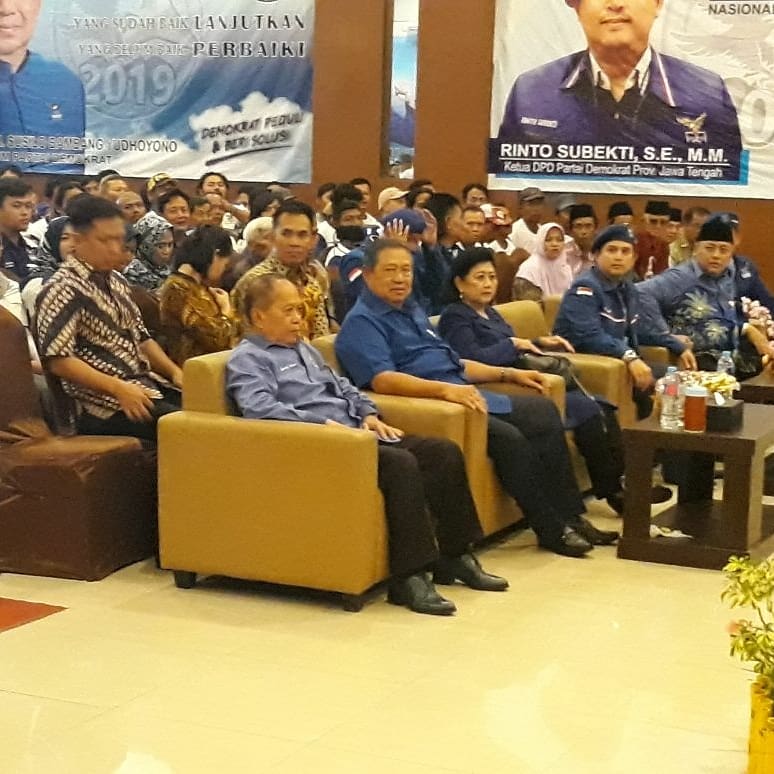 syariefhasan's tweet photo. Konsolidasi Kader Partai Demokrat di Hotel Almayra Convention Hall (Minggu 15/4) menjadi kunjungan terakhir Pak SBY dalam rangkaian #SBYtourdejava. Semoga Partai Demokrat dapat memperjuangkan aspirasi masyarakat demi keadilan & kemakmuran bersama. #SBYtourdejateng #brebes #S14P https://t.co/QKLGHIn0fF
