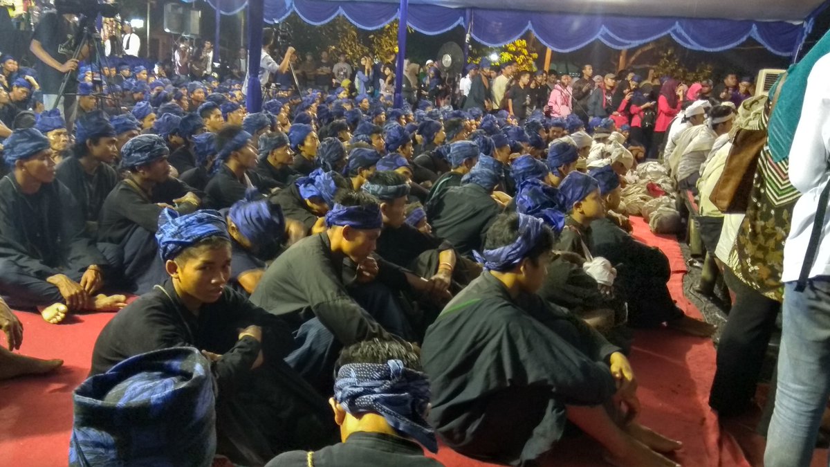 madisa_isa's tweet photo. ... Warga baduy sedang mendengarkan bapa gede (Gubernur)
#SebaBaduy2018 https://t.co/WeJs4478on
