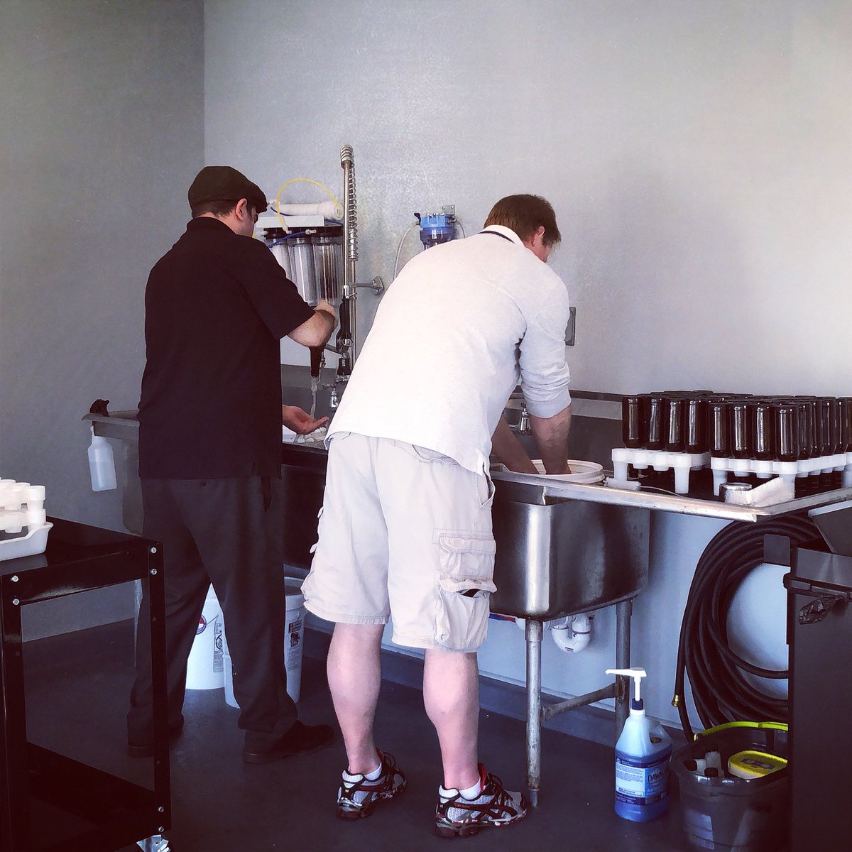ExtremeHomebrew's tweet photo. Delabeling bottles in the brewery ... #craft #beer #craftbeer #home #brew #homebrew #homebrewing #drinklocal #extremehomebrew https://t.co/6W09kGMsO3