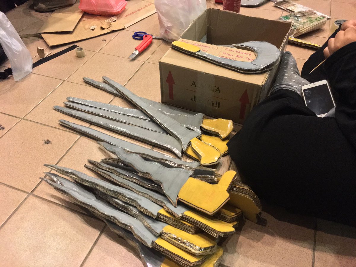 farizulikhmal's tweet photo. Today's promotion: Stage management? Props? Wardrobe? 'Kebayan 2: Tuanku Sultan Mangkat Dijulang', see you guys tonight! #Kebayan2IIUM #TwinkleStudio #MISIClub https://t.co/apjMiOZMea