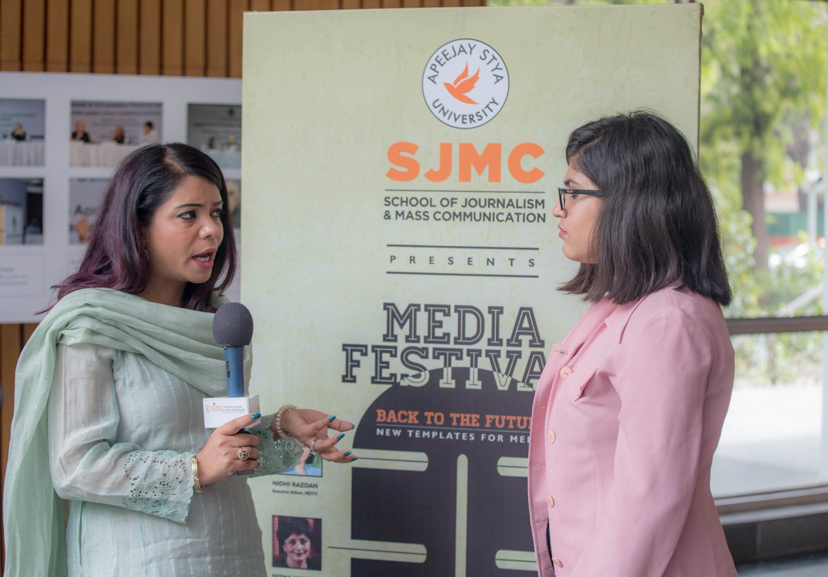 sjmcapeejay's tweet photo. Kusum Sharma, 1st year student of BJMC interviewing Rohini Singh on the current scenario of media in India #Media #Journalism #MediaConclave https://t.co/zxh30iDdzU