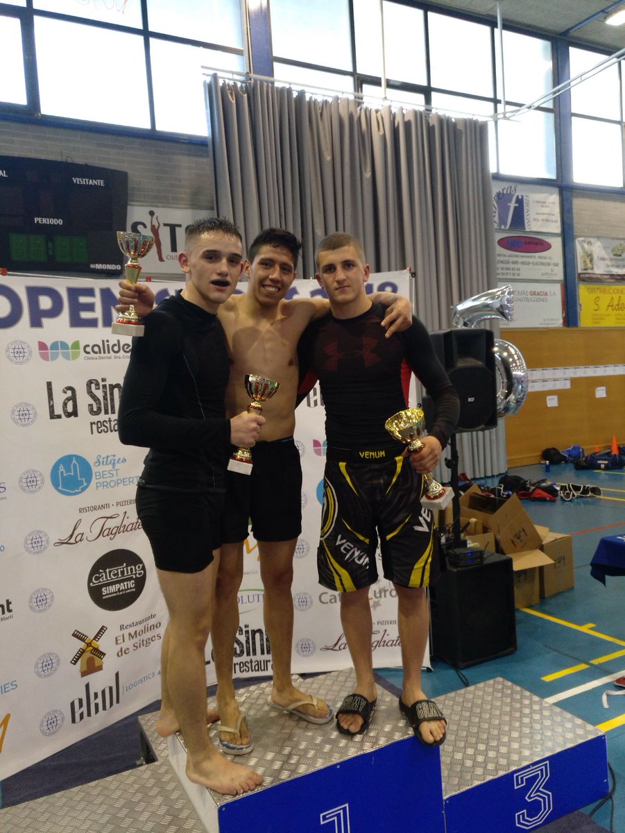 bushijesus's tweet photo. Liam gana por Sumisión sus dos luchas en el Open de A.M. de Sitges en la foto con Compañeros de equipo Vlad y Marcelino @JaulaMMA @WFTOficial @eloctagonoweb @campos_gon @ELBLOGUFCdeGIM @69monosMMA @palauplegamans @RadioPalau @Atosbjjbcn @mmurezperera https://t.co/aQSeJSmof0