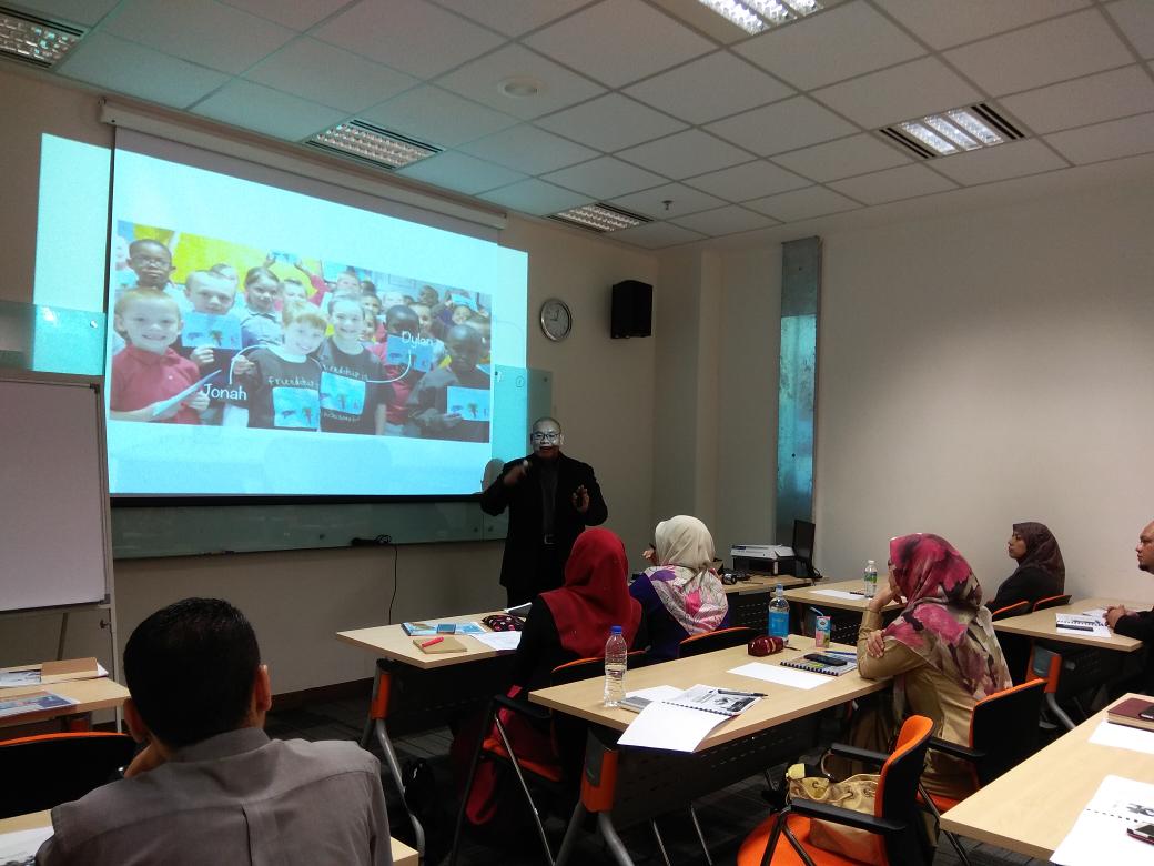 Perkongsian ilmu yang amat menarik mengenai teknik penulisan oleh Tn Zamri Mohamad. Beliau tlh menghasilkan sebanyak 25 buah buku bermula tahun 2005. Bengkel Penulisan Berita, Rencana dan Multimedia anjuran CDPK <a href="/JKRMalaysia/">JKR Malaysia</a> berlangsung sepanjang 2 hr bermula 23 - 24 April 2018.