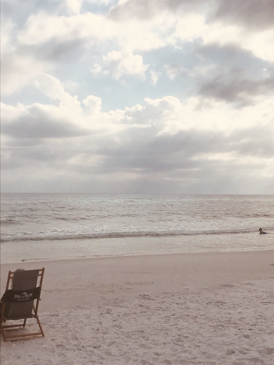 abbyshelley's tweet photo. Heaven just seems a little bit closer at the beach ❤️ #ThinSpaces https://t.co/oppFEWvxpC
