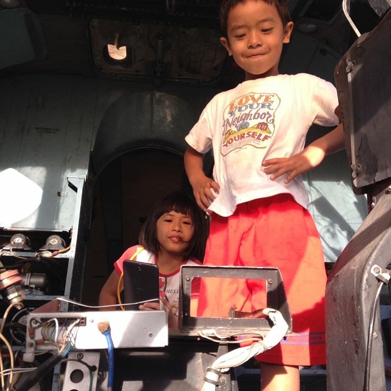 LuntunganWillem's tweet photo. HUNTER AND SISTER PLAYING IN HELICOPTER 🚁 WAMENA AIRPORT #hunter #tara #Google #gogram #insostravel #helicoptermi8 #Russiahelicopter #Russia https://t.co/dIjNmfTiM3