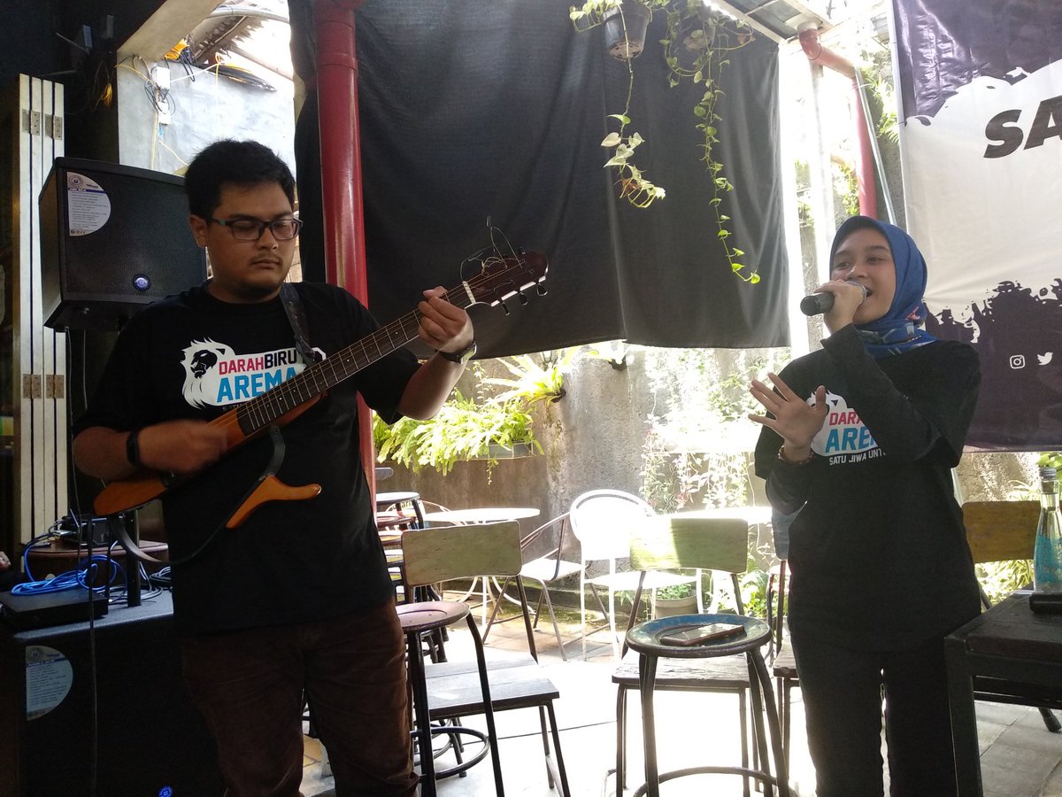 Penampilan Vio sang penyanyi, dan Noerman Rizky sang pencipta lagu Darahku Biru Selalu. Yang dateng di sini udah pada hafal loh. #DBAFilm #DarahBiruArema #DBA2 #WujudkanDBA