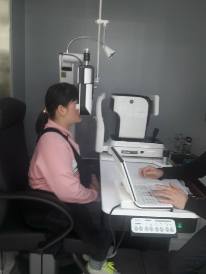 feddy345's tweet image. #성남시 #아동보육과
&amp;lt;봄안경 성남시 드림스타트 안경 후원&amp;gt;
서현동 소재 봄안경(에스와이홀딩스)에서는 2016년부터 안경나눔사업을 시작하여, 성남시 드림스타트 시력저하 아동 총 192명에게 안경을 후원하여 주고 있습니다. 어려운 아동을 위한 따뜻한 나눔의 손길에 감사드립니다!^^