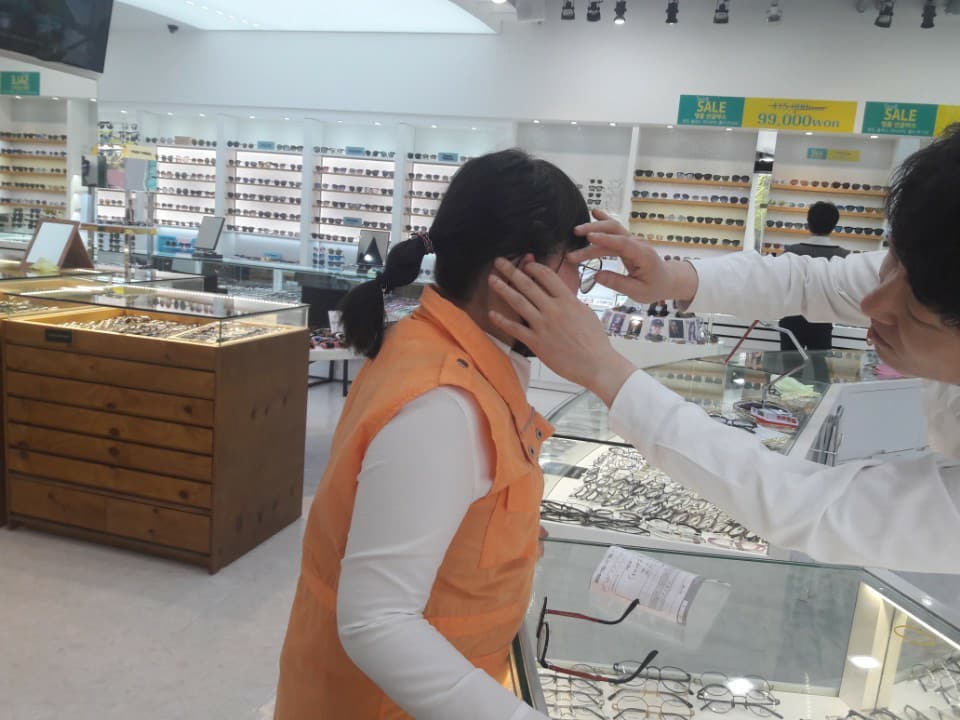 feddy345's tweet image. #성남시 #아동보육과
&amp;lt;봄안경 성남시 드림스타트 안경 후원&amp;gt;
서현동 소재 봄안경(에스와이홀딩스)에서는 2016년부터 안경나눔사업을 시작하여, 성남시 드림스타트 시력저하 아동 총 192명에게 안경을 후원하여 주고 있습니다. 어려운 아동을 위한 따뜻한 나눔의 손길에 감사드립니다!^^