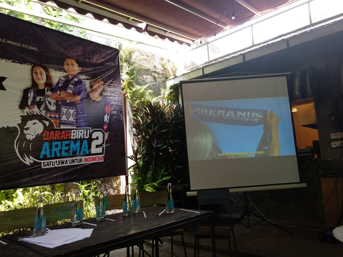 Lagu 'Darahku Biru Selalu' ini juga ngadain kompetisi cover lagu loh, Muvilaz. Kalo ada yang pengen ikutan, lombanya bakal dimulai hari ini, tanggal 23 April. Keterangan lebih lanjut, bisa cek cek di <a href="/DBAfilm/">Darah Biru Arema</a>