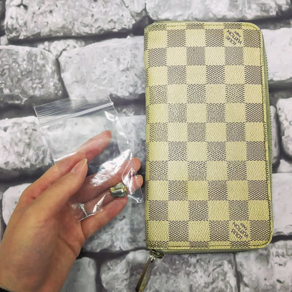 thread_needlejp's tweet image. お財布の修理も承っております。
ルイ・ヴィトンの長財布。縫製をほどいて、ファスナーのスライダーを交換しました。

↓ルイ・ヴィトン修理例↓
goo.gl/QTLwZF

#鞄修理 #財布修理 #修理職人 #東京 #駒込 #ルイヴィトン #vuitton #財布 #Wallet #threadandneedle #repair #walletrepair