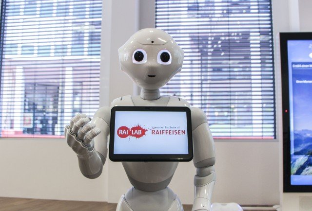 fm1today's tweet photo. «Hallo Mensch, ich bin #Raiffi» – Am Hauptsitz der @Raiffeisen_CH in #StGallen arbeitet ein #Roboter als Empfangsdame. https://t.co/NACg2CB5sS https://t.co/iASXZMQKQi