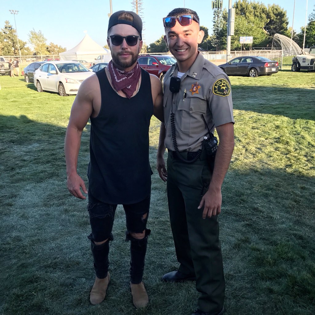 LANLASD's tweet image. Oh no big deal.
Lancaster Sheriff’s Station Explorer just hanging out with @iamchrislane at the @CaPoppyFest.
😱

#LASD #AV411 #LASDexplorers #LancasterSheriffsStation #poppyfestival2018 #ChrisLane #JealousMeterHIGH 
@LANLASD 
@LASDHQ 
@joinLASD