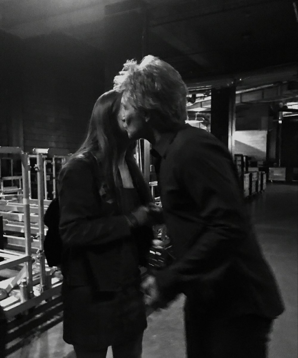 JoviUpdates's tweet photo. .@jonbonjovi backstage in Charlotte, NC - April 21, 2018 || #THINFStour 

#AlParinello #AP95
Credit: julietteparin, gordonalissa (IG) https://t.co/bLfPfVTdHs