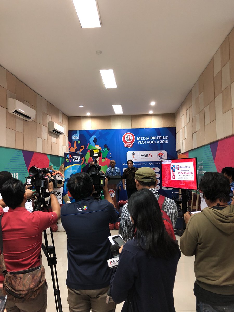FMA's tweet photo. Kami sekarang sedang berada di media center @KEMENPORA_RI! #FMALive #FMAxKemenpora https://t.co/lBFmlQAbal